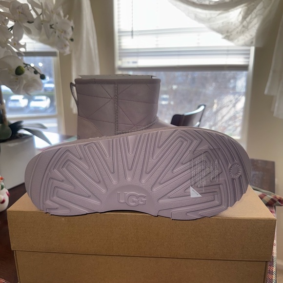 UGG Kids Classic Mini Pearlized boots size 6 new - Picture 7 of 9